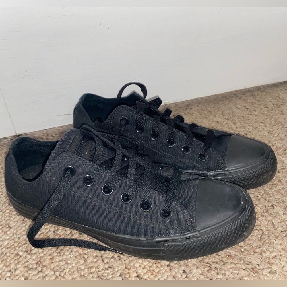 Converse Low Rise Women’s sz8 or Men’s sz6